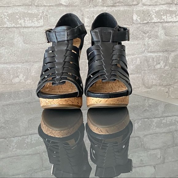 SOLD | NWOT Roberto Vianni Strappy Sandals - Picture 6 of 11